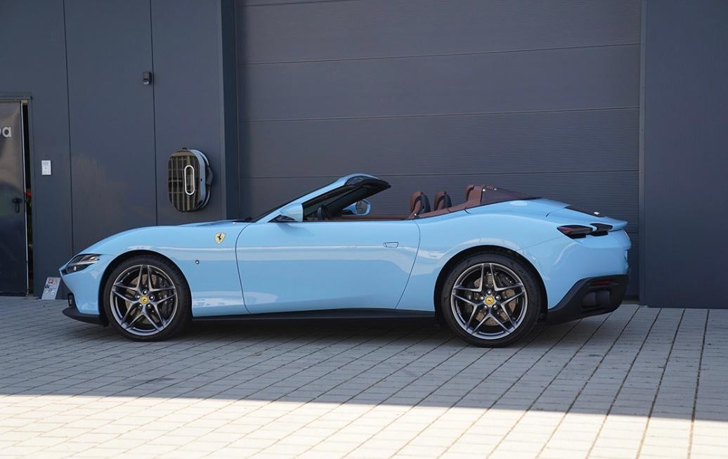 
								Ferrari Roma Spider full									