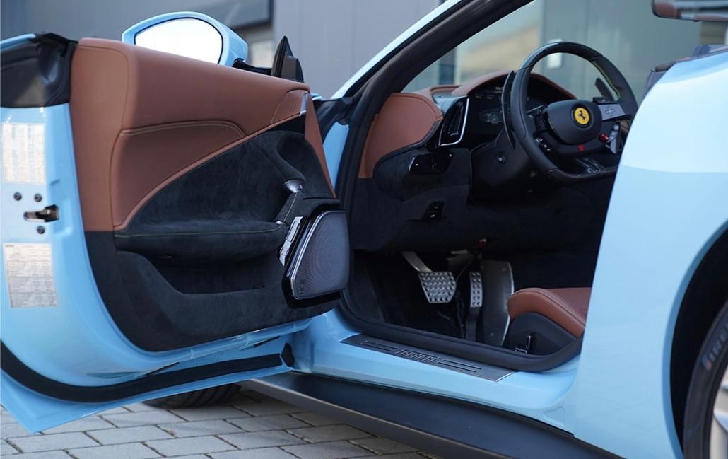 
								Ferrari Roma Spider full									