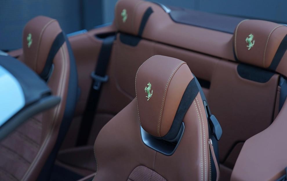 
								Ferrari Roma Spider full									