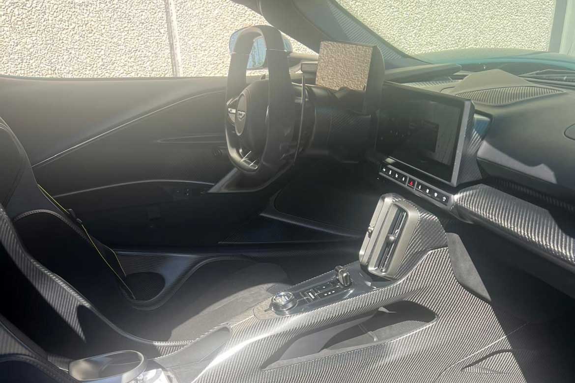 
								Aston Martin Valhalla full									