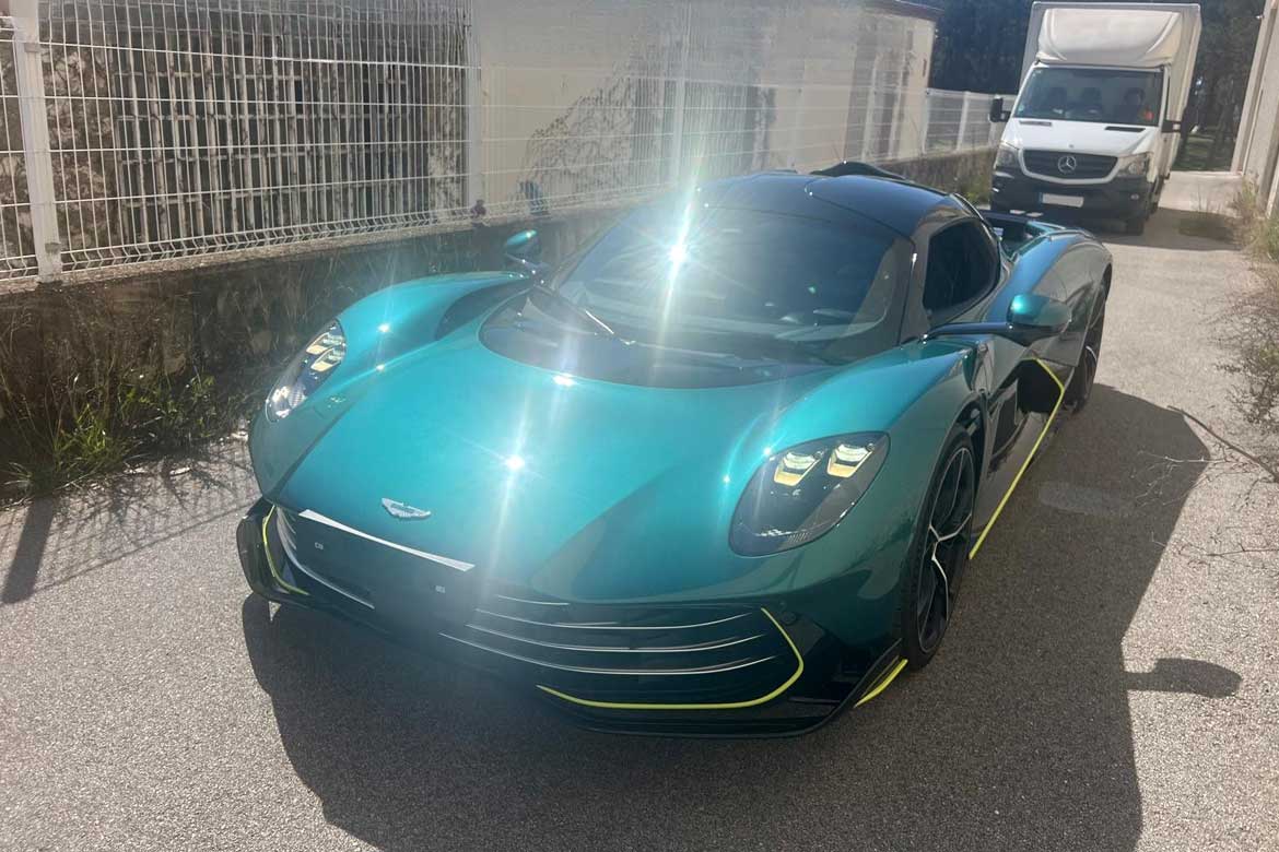 
								Aston Martin Valhalla full									