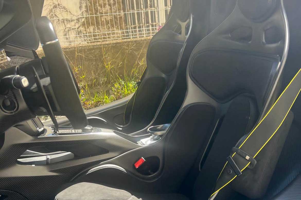 
								Aston Martin Valhalla full									