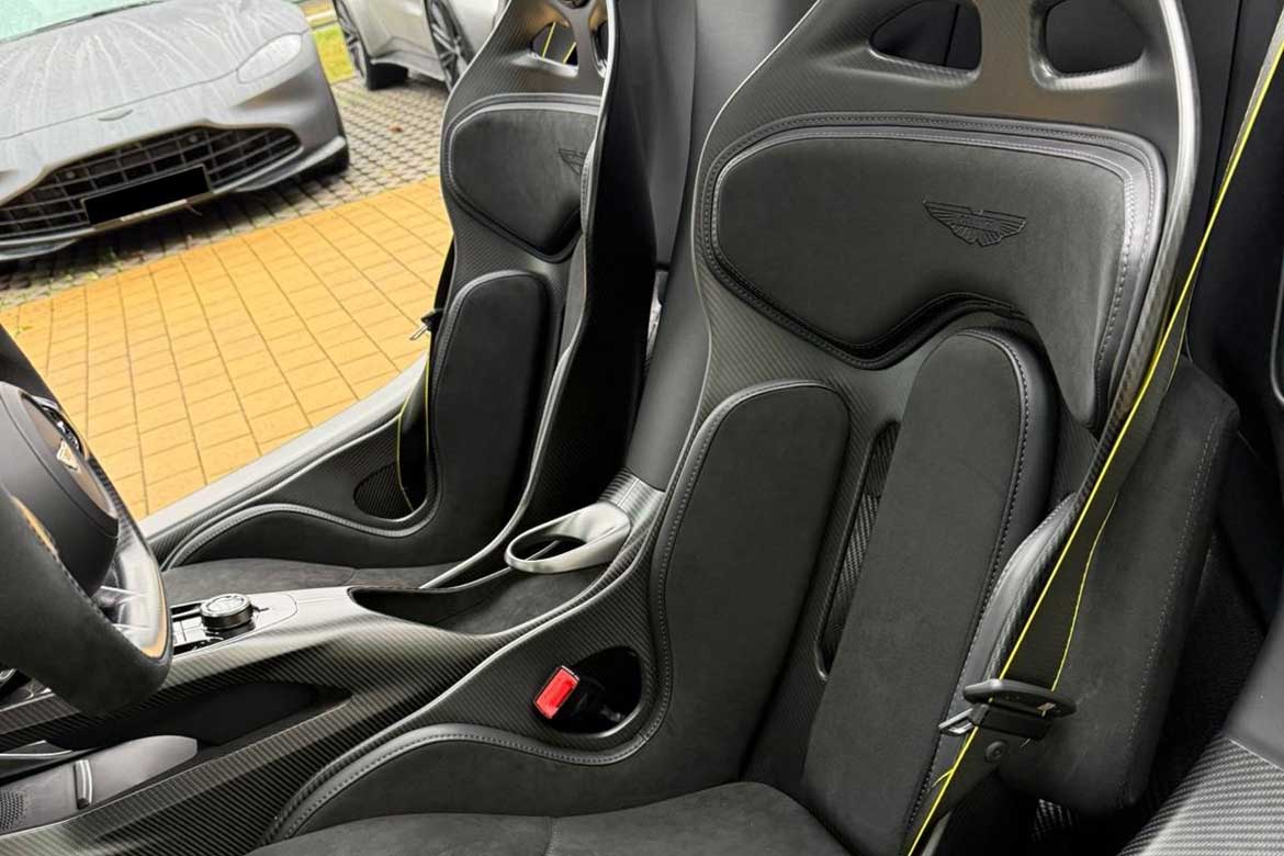 
								Aston Martin Valhalla full									