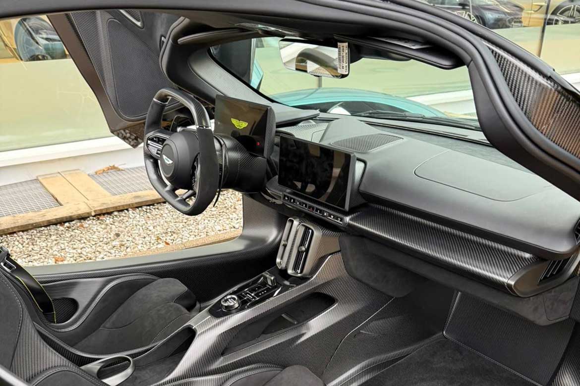 
								Aston Martin Valhalla full									