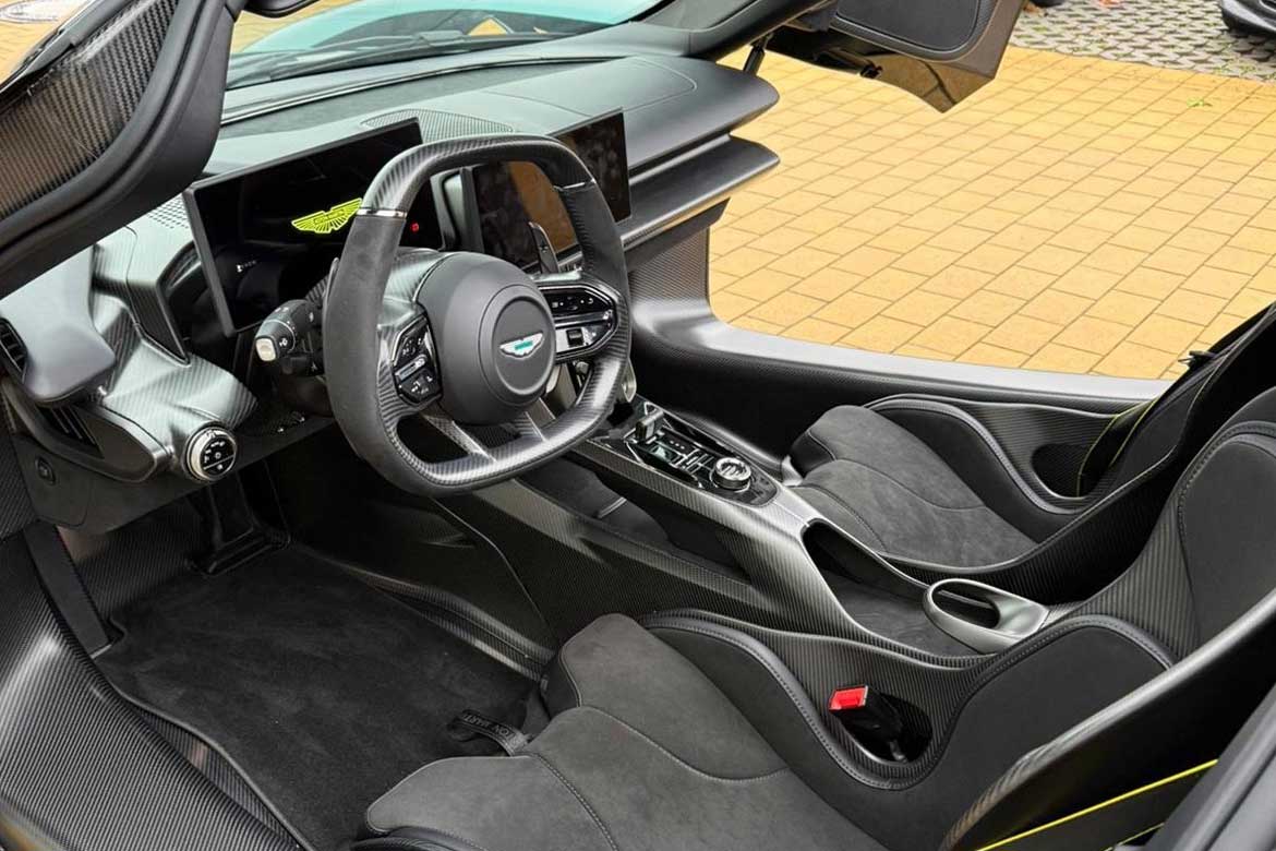 
								Aston Martin Valhalla full									