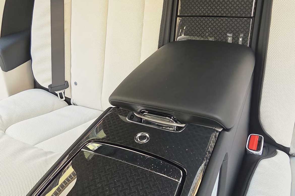 
								Rolls-Royce Black Badge Cullinan (LHD) full									