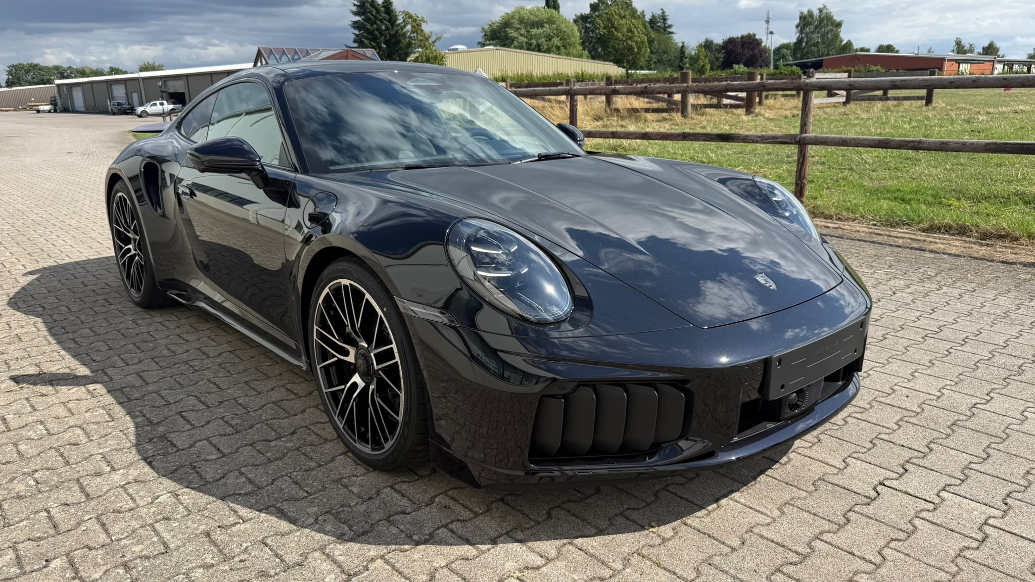 
								Porsche 911 Turbo S Coupé full									