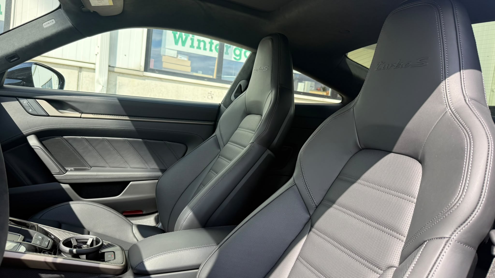 
								Porsche 911 Turbo S Coupé full									