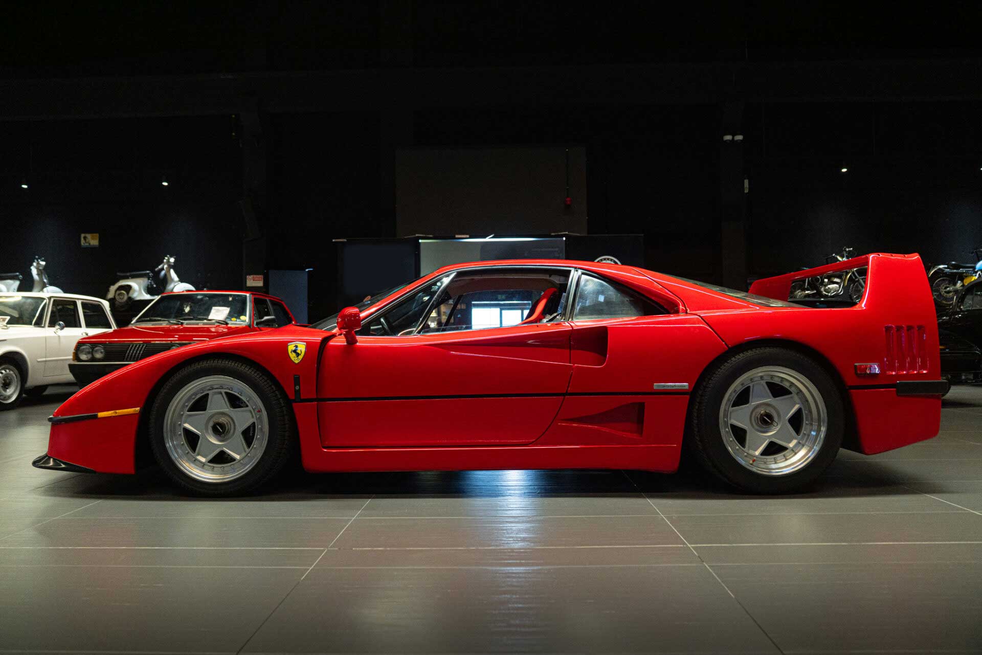 
								Ferrari F40 full									