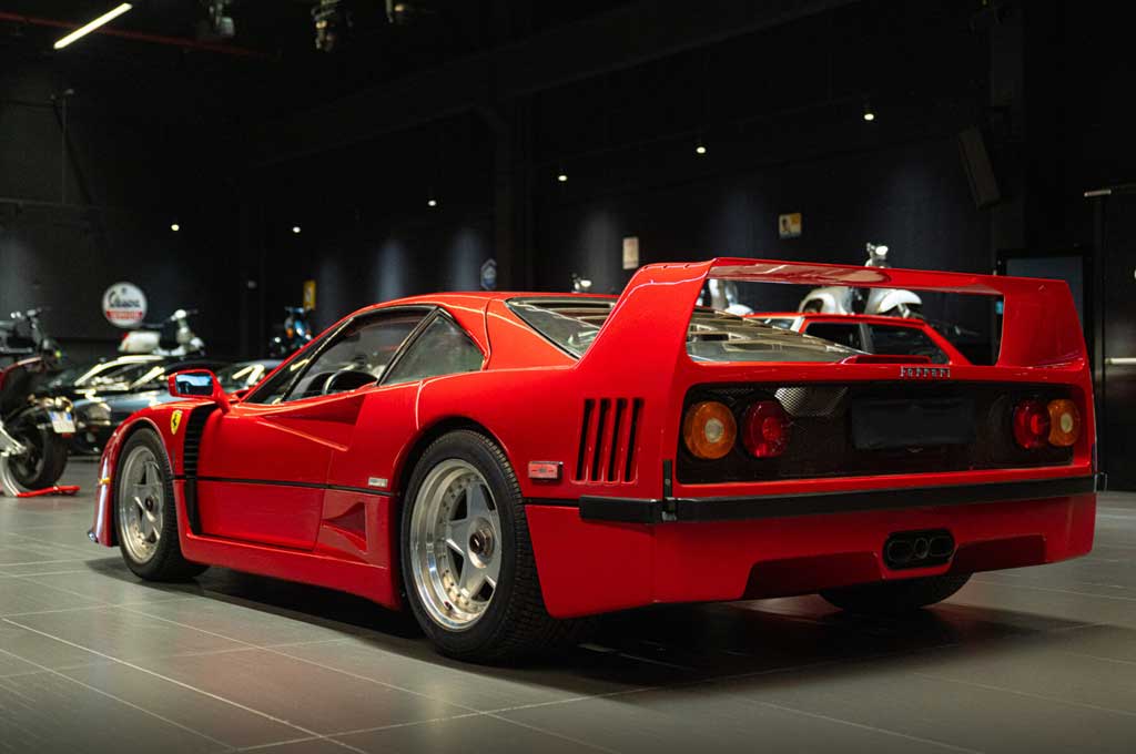 
								Ferrari F40 full									