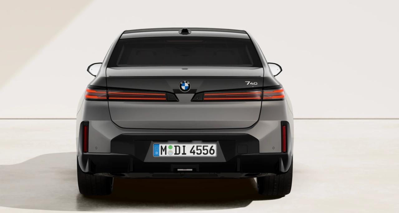 
								BMW 740i xDrive Limousine full									