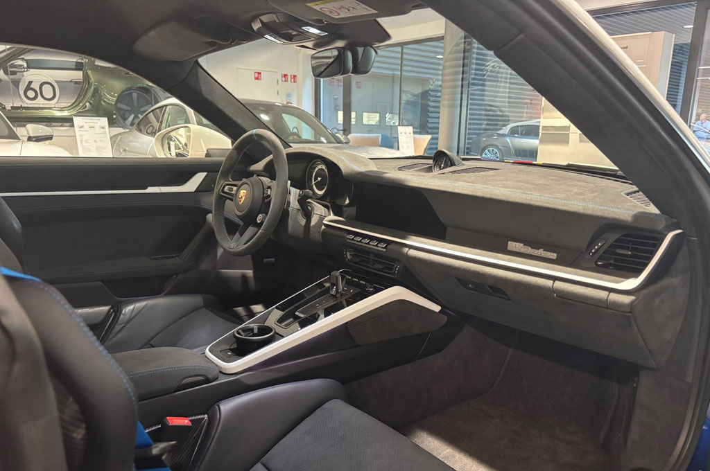
								PORSCHE 911 DAKAR (992 I) full									